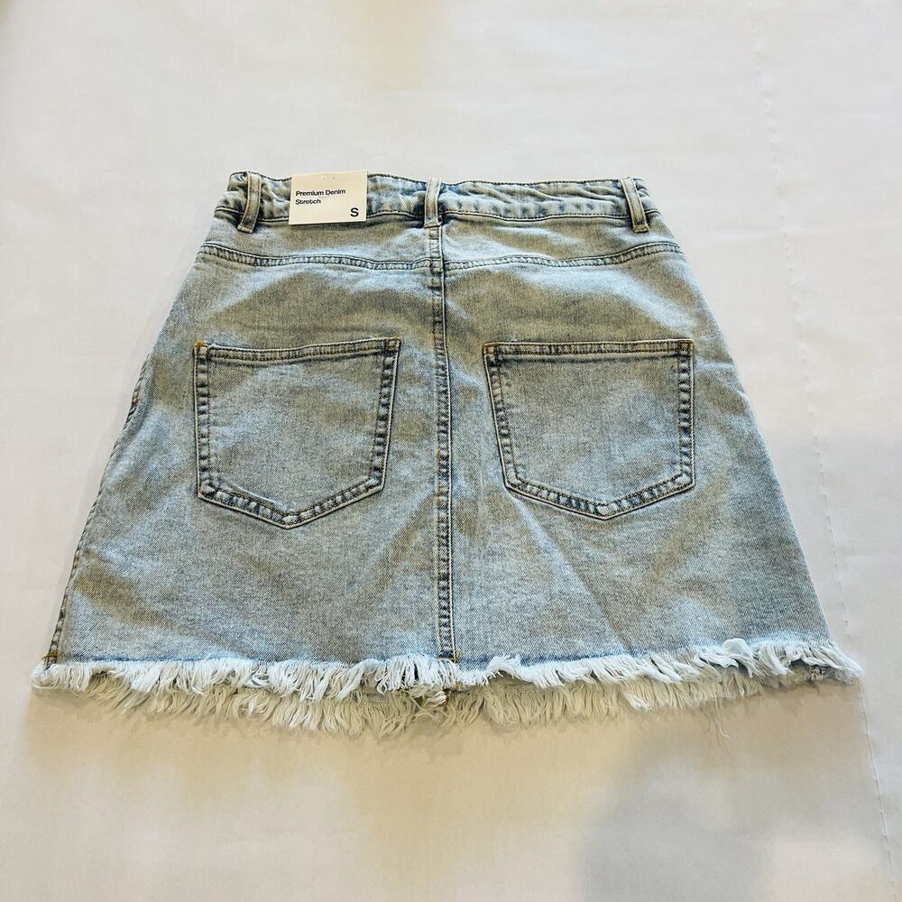 Love Tree Denim Blue Jean Mini Skirt Zipper Front Light Wash Size Small - Picture 2 of 4
